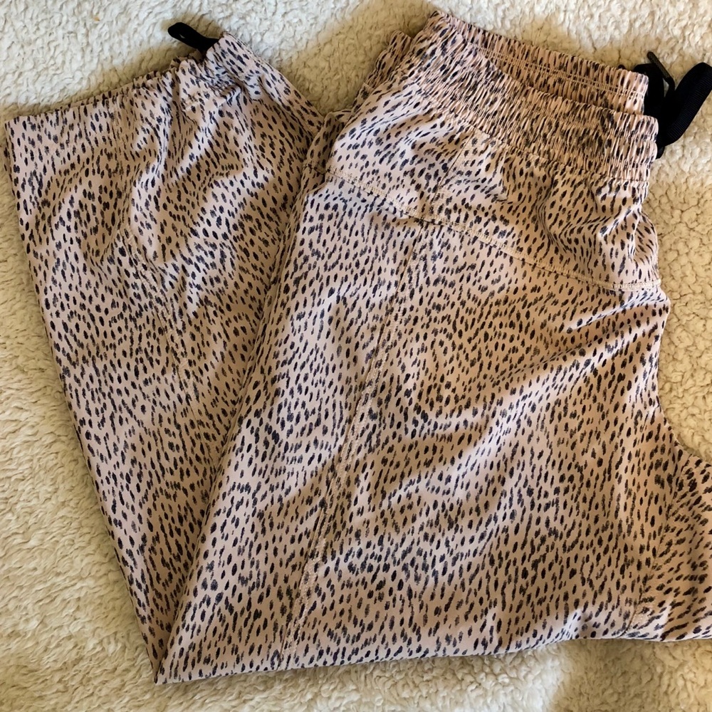 📢SALE 🍋 Lululemon “Step Lively” jogger capris